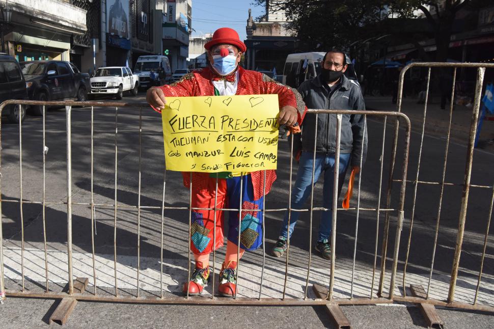DE ALBERDI, CON ALEGRÍA. El payaso exhibe un cartel de aval al gobernador, con saludos de la intendenta alberdiana y su esposo.