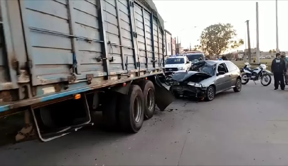 Un automovilista se estrelló contra el acoplado de un camión estacionado
