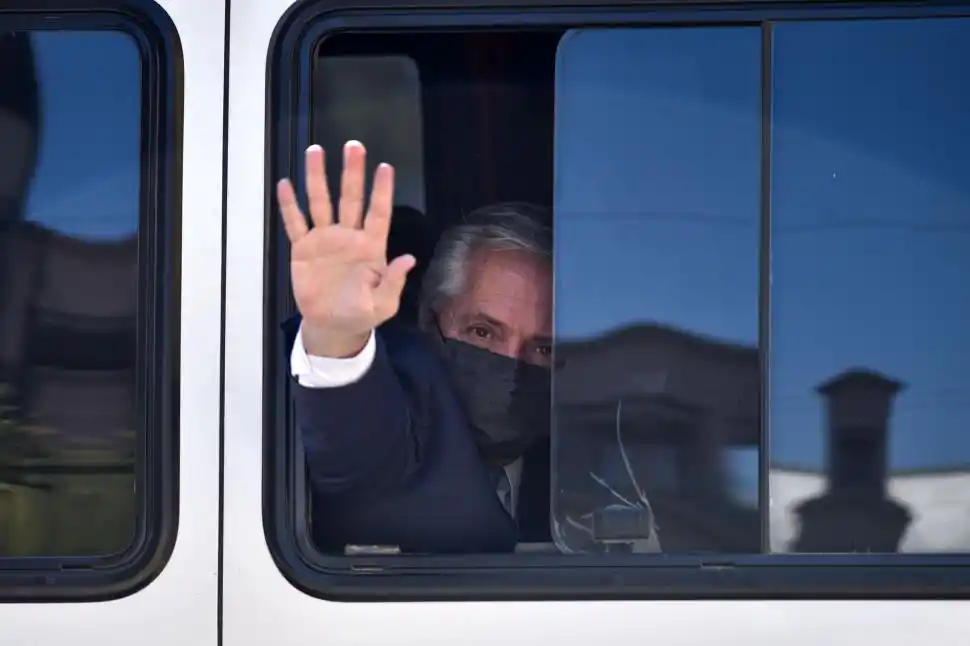 EL ARRIBO. El Presidente saluda desde la combi al llegar a la Casa Histórica.