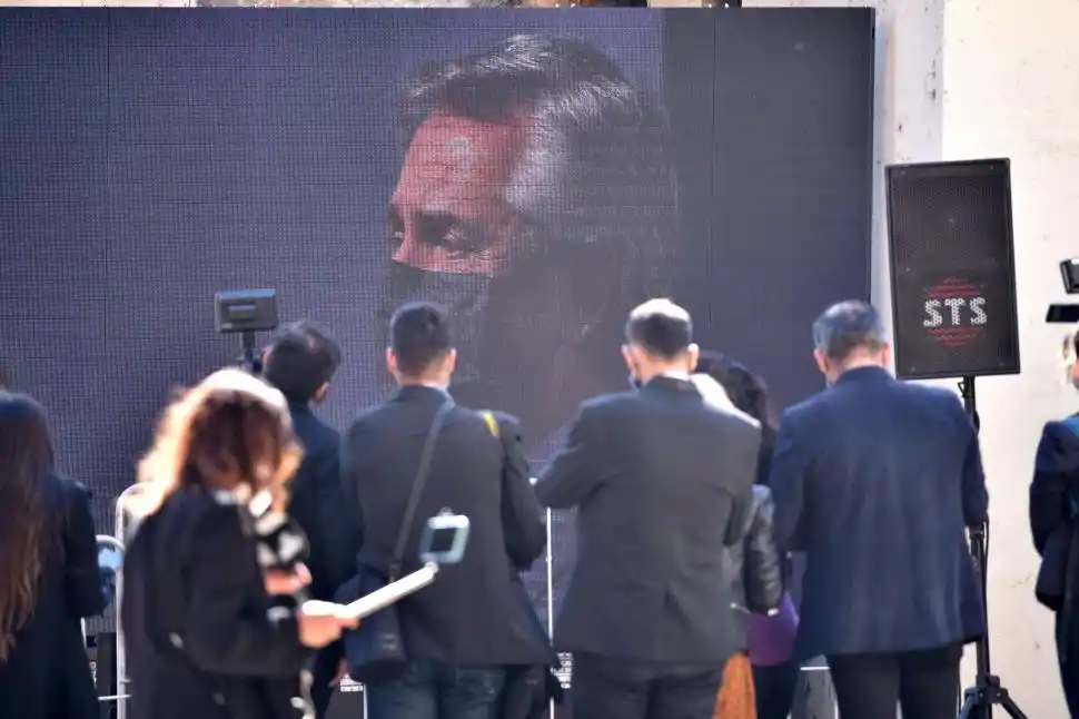 EN LA CALLE. No se permitió a la prensa local ingresar a la Casa Histórica.