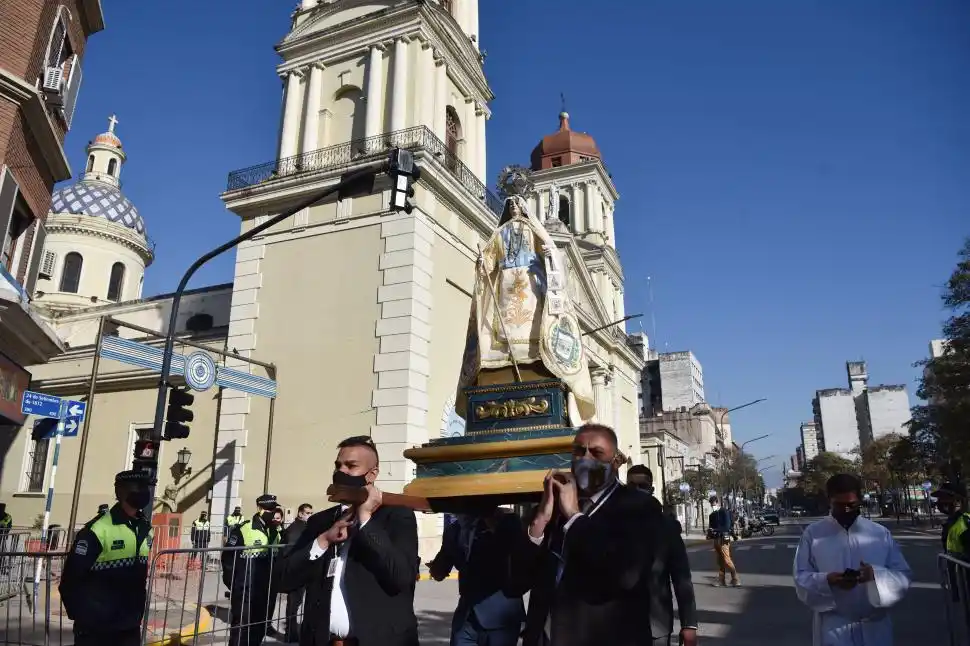 EN ANDAS. La imagen de la Virgen Generala retorna a la iglesia de La Merced, llevada desde la Catedral, luego del Tedeum.