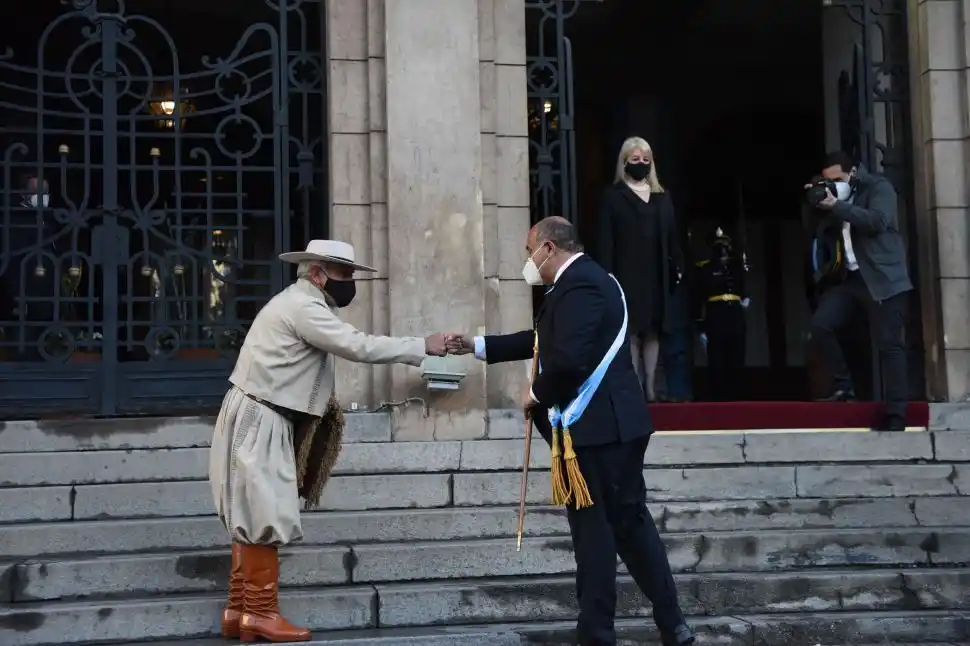 EN CASA DE GOBIERNO. Un hombre vestido de gaucho saluda afablemente a Manzur, investido con los atributos de mando.
