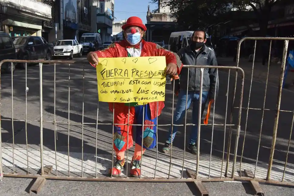 DE ALBERDI, CON ALEGRÍA. El payaso exhibe un cartel de aval al gobernador, con saludos de la intendenta alberdiana y su esposo.