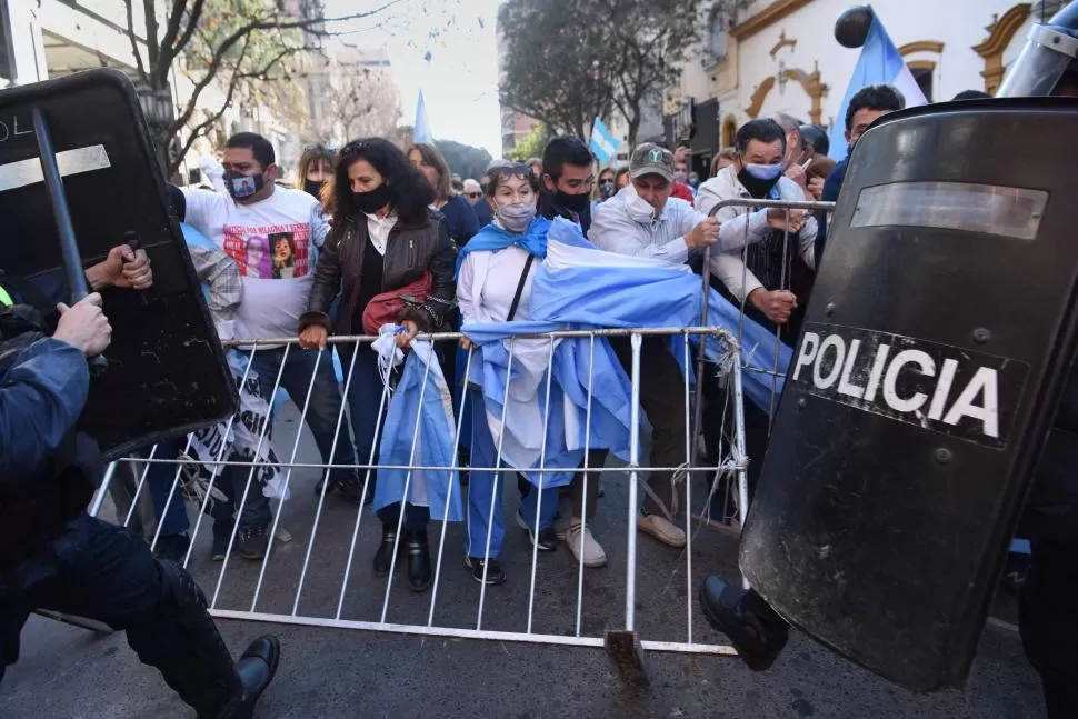 VALLAS CAÍDAS. Los manifestantes derribaron la resistencia de la Policía cuando tiraron el vallado y lograron avanzar por la calle 25 de Mayo. 