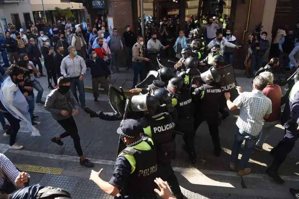A LOS GOLPES. Los manifestantes chocan contra los policías que impiden el avance de la protesta. Los agentes responden con patadas.