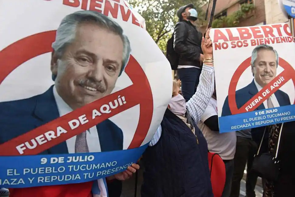 RECHAZO. Abundaron las pancartas que expresaban el repudio contra la visita del presidente Alberto Fernández.