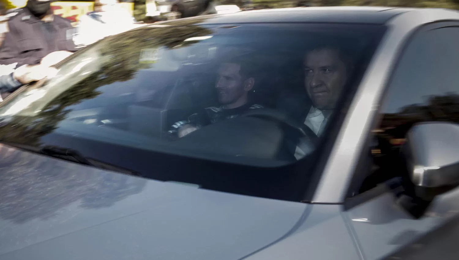 LA SALIDA. Messi abandonó el predio de la AFA en un auto conducido por su padre.