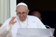 Francisco reapareció en público tras la operación de colon y podría recibir el alta