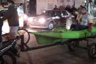 Sólo en Tucumán: fueron a la plaza en kayak para festejar el triunfo de la Selección