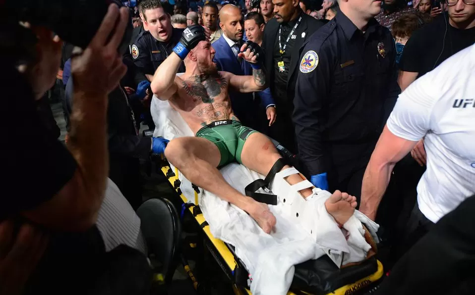 Conor McGregor es retirado del octágono. FOTO REUTERS. 