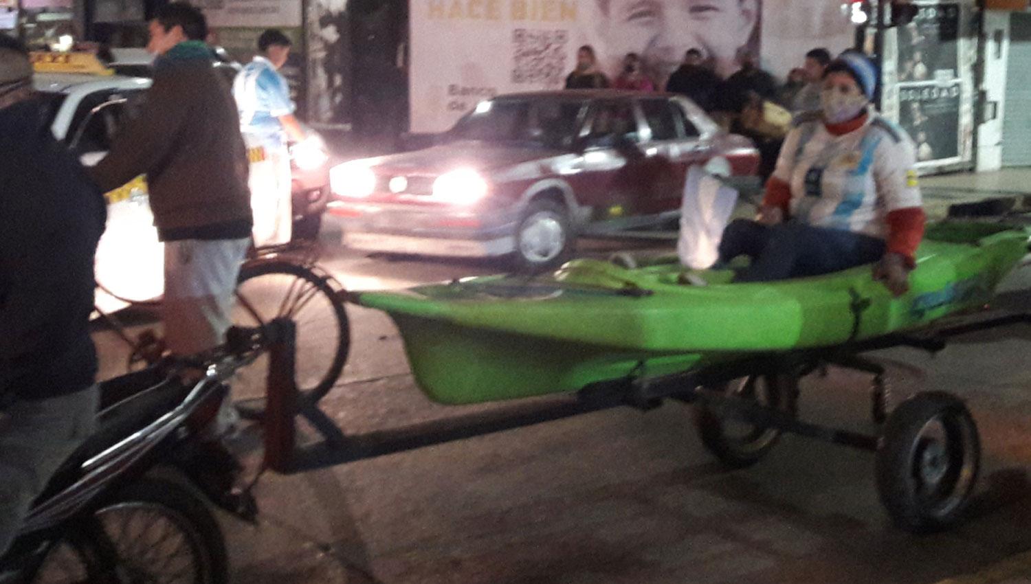 ¿POR DÓNDE? Una moto remolcó al kayak por calle 24 de Septiembre hacia la plaza Independencia.
