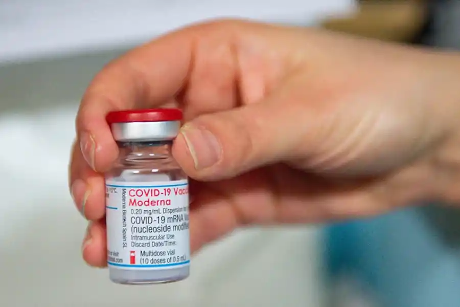 OPCION. El Ministerio de Salud analiza que las vacunas de Moderna sean usadas como refuerzo para quienes ya cuenten con dosis de otros laboratorios. TELAM