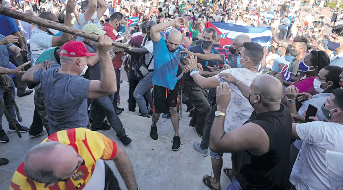 A GARROTAZOS. Manifestantes se enfrentaron a policías de civil durante una marcha en La Habana, para protestar contra el gobierno de Díaz-Canel.