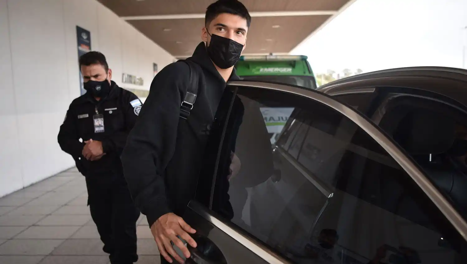 LISTO. Correa cumplió con los trámites administrativos y sanitarios ante las autoridades. Sus padres, Julio e Irma, y su hermana mayor, Fernanda, lo recibieron.