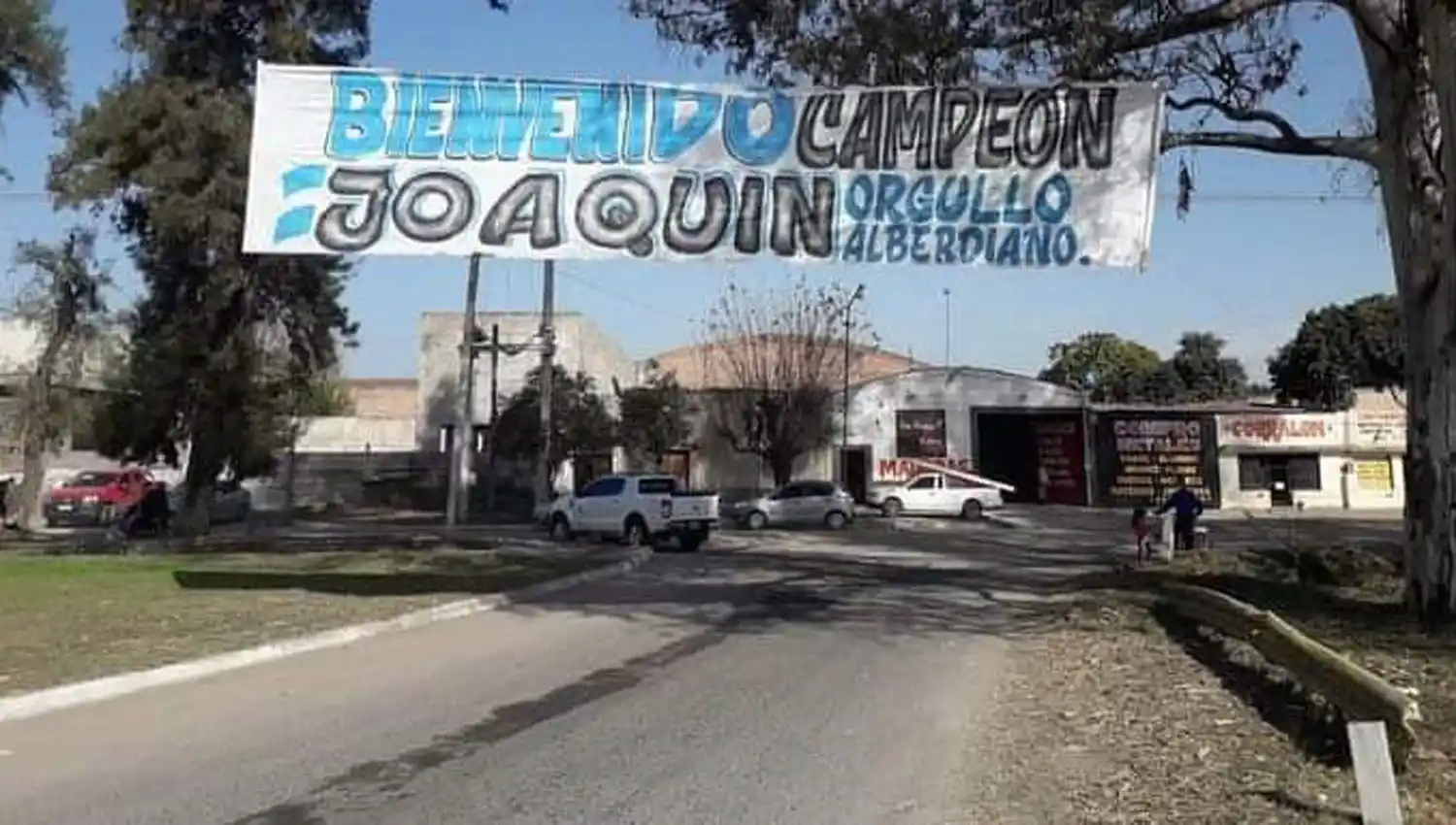 PRESENTE. Los familiares lo recibieron con un pasacalles colgado en las calles de su ciudad de nacimiento.