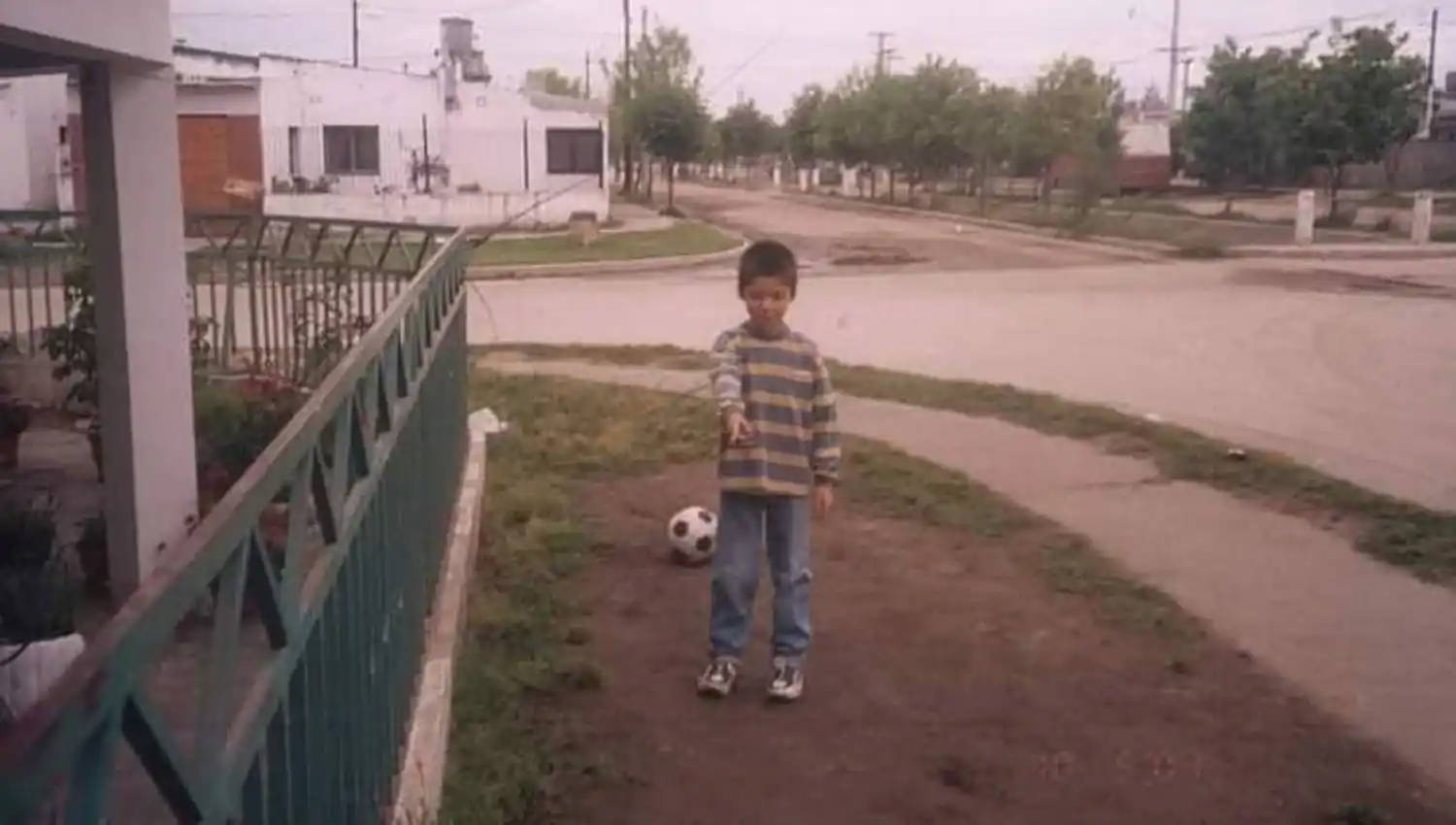 PRESENTE Y PASADO. Arriba, Correa a los 26 años actuales descendiendo del avión privado que lo trajo a la provincia. Abajo, en la cuadra de su casa con el balón de fondo. Era apenas un niño que, seguramente, no imaginaba que un pasacalles referido a él iba a estar colgado en las calles de su ciudad de nacimiento.