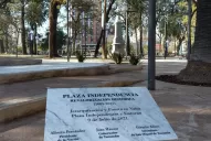 Plaza Independencia: una placa que duró dos días y las invitaciones que no llegaron