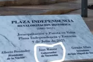El error ortográfico en la placa de mármol retirada de la plaza Independencia