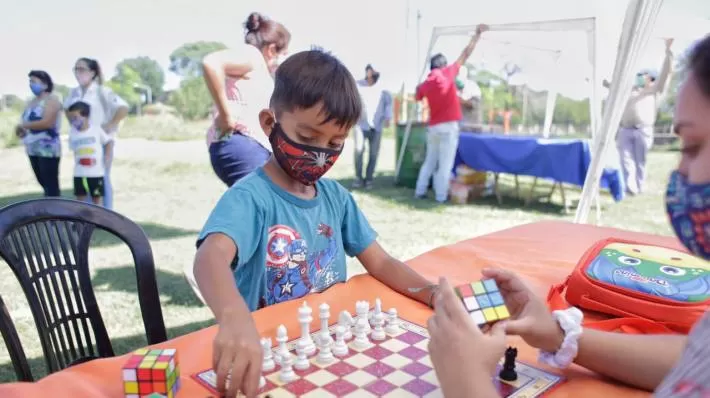 NIÑO jugando al ajedrez. FOTO GOBIERNO DE TUCUMÁN.