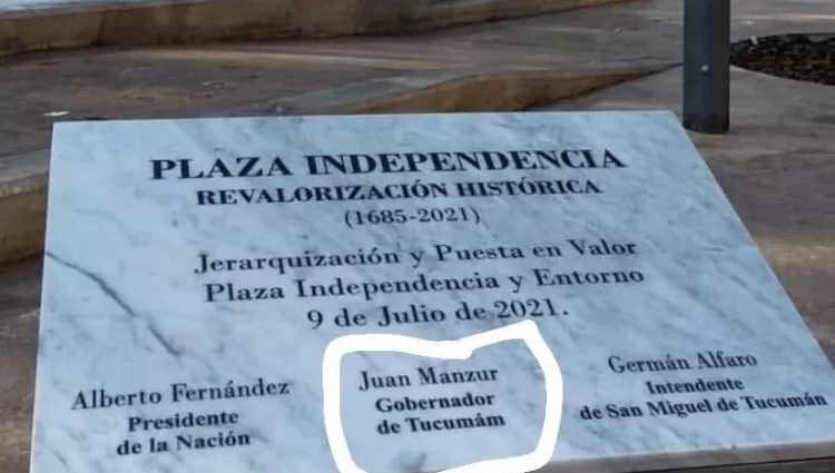 PIFIA. El error ortográfico en la placa de mármol retirada de la plaza Independencia.