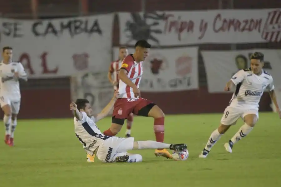 BATALLADOR. Estigarribia se movió bien por todo el frente de ataque pero fue poco asistido por el equipo.