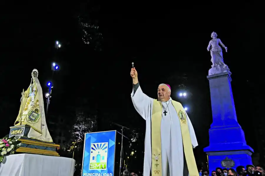 BENDICIÓN. Carlos Sánchez, arzobispo de la provincia, bendice la Plaza Independencia con la imagen de la Virgen de la Merced a su derecha y la estatua de la Libertad de Lola Mora a sus espaldas. 