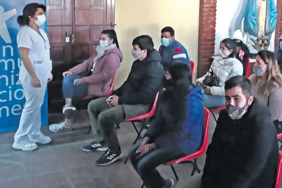 CERCA DE LA VACUNA. Una enfermera da indicaciones a los pacientes.