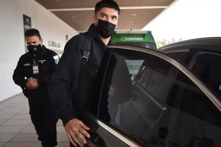 LISTO. Correa cumplió con los trámites administrativos y sanitarios ante las autoridades. Sus padres, Julio e Irma, y su hermana mayor, Fernanda, lo recibieron.