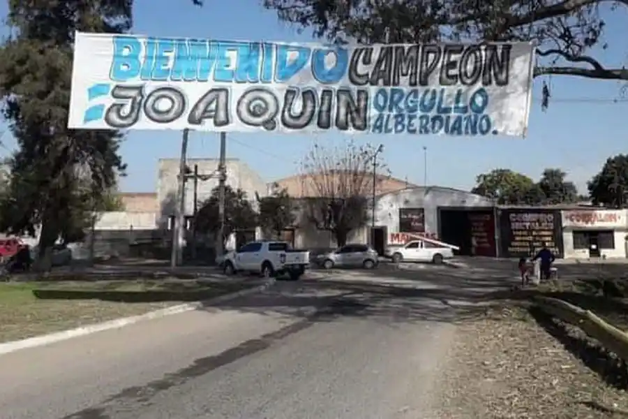 PRESENTE. Los familiares lo recibieron con un pasacalles colgado en las calles de su ciudad de nacimiento.