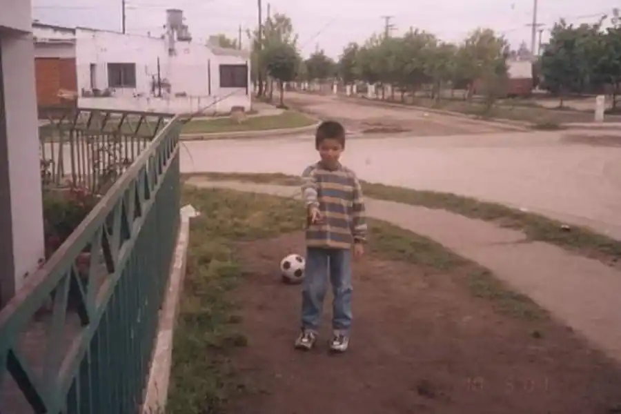 PRESENTE Y PASADO. Arriba, Correa a los 26 años actuales descendiendo del avión privado que lo trajo a la provincia. Abajo, en la cuadra de su casa con el balón de fondo. Era apenas un niño que, seguramente, no imaginaba que un pasacalles referido a él iba a estar colgado en las calles de su ciudad de nacimiento.