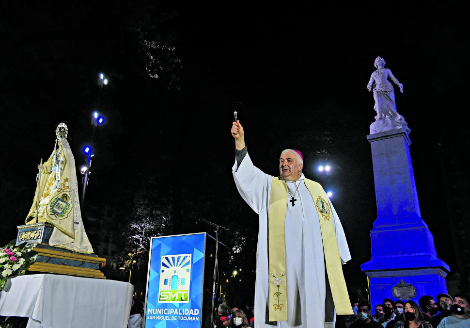 BENDICIÓN. Carlos Sánchez, arzobispo de la provincia, bendice la Plaza Independencia con la imagen de la Virgen de la Merced a su derecha y la estatua de la Libertad de Lola Mora a sus espaldas. 