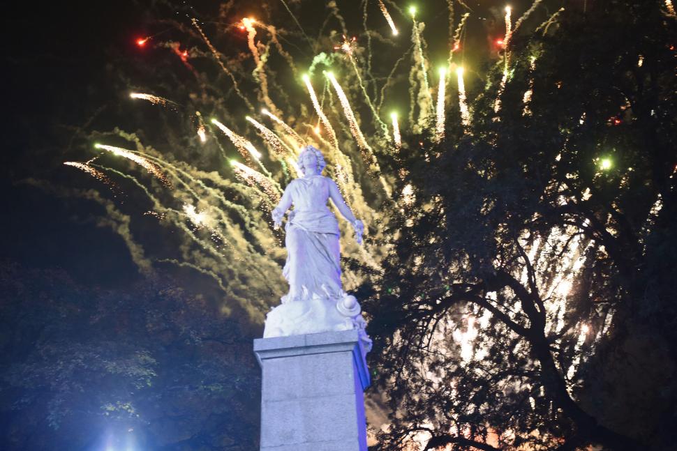 ESTATUA. La Libertad de Lola Mora es iluminada por fuegos artificiales.