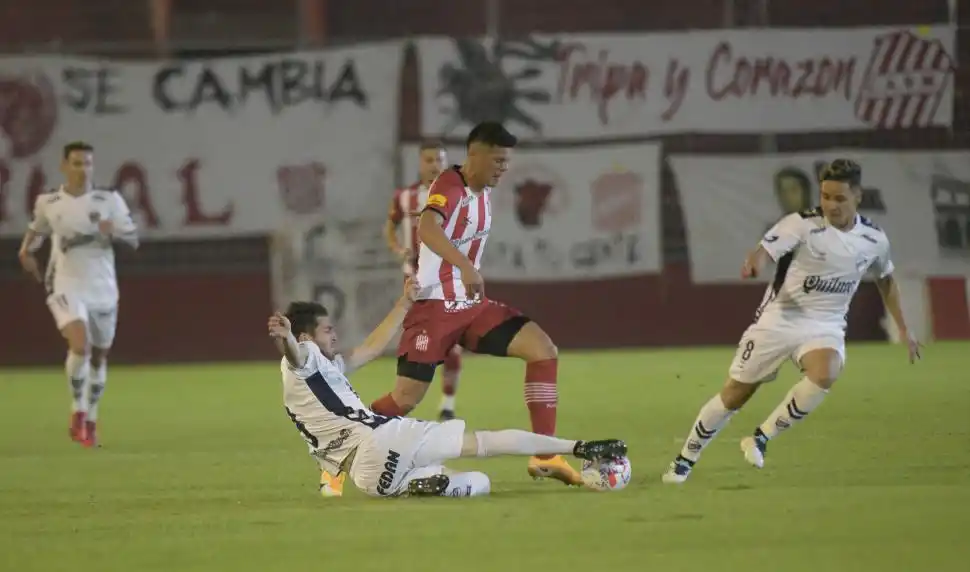 BATALLADOR. Estigarribia se movió bien por todo el frente de ataque pero fue poco asistido por el equipo.