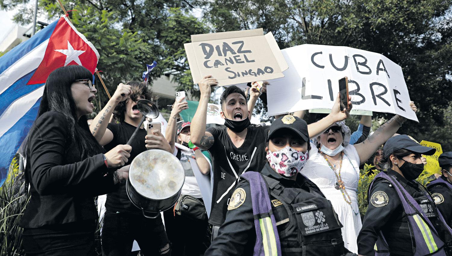 MARCHA. Exiliados reclamaron frente a la embajada de Cuba en México.