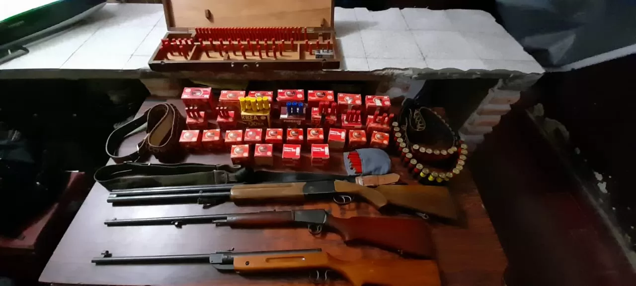 SECUESTROS. Las armas y los cartuchos que tenía el imputado en su casa. Foto: Prensa Min. de Seguridad