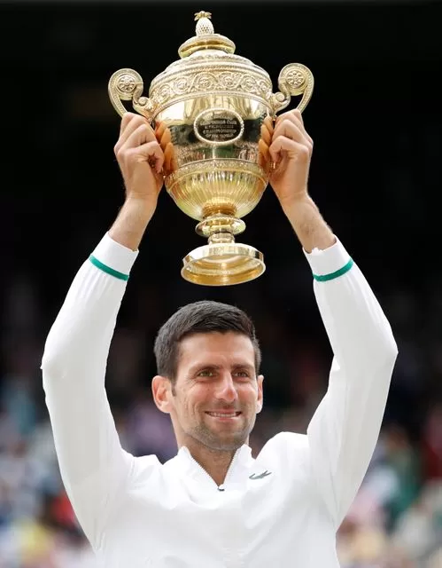 DISTINTA. Djokovic con la copa de Wimbledon. Si juega en Tokio, en sus sueños no levanta nada: tiene el oro en su cuello. reuters