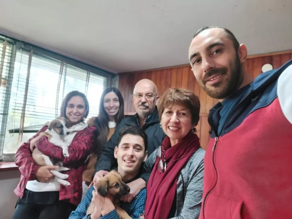 TUCUMANIZADO. Daniele (a la derecha) y una selfie con la familia de Natalia, por quien se vino desde Australia a Tucumán.  