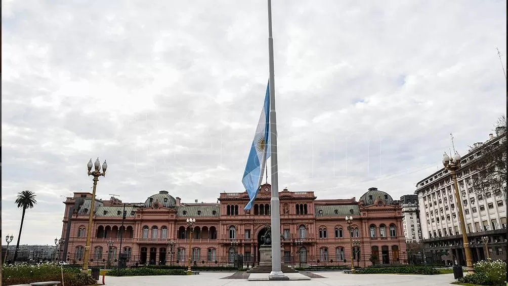 Durante los días de duelo la Bandera Nacional permanecerá izada a media asta en todos los edificios públicos.