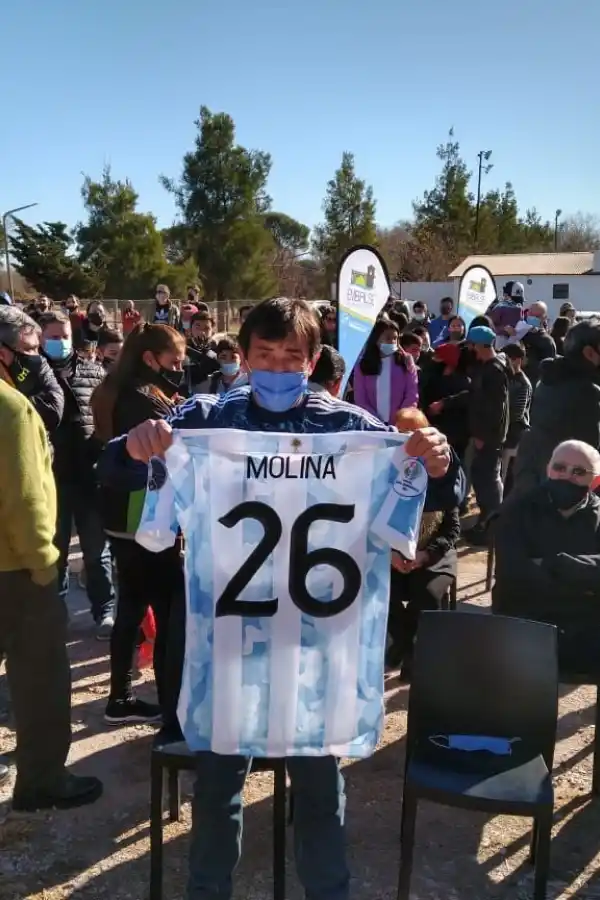 El futbolista Nahuel Molina regresó a su pueblo natal, donde fue homenajeado 