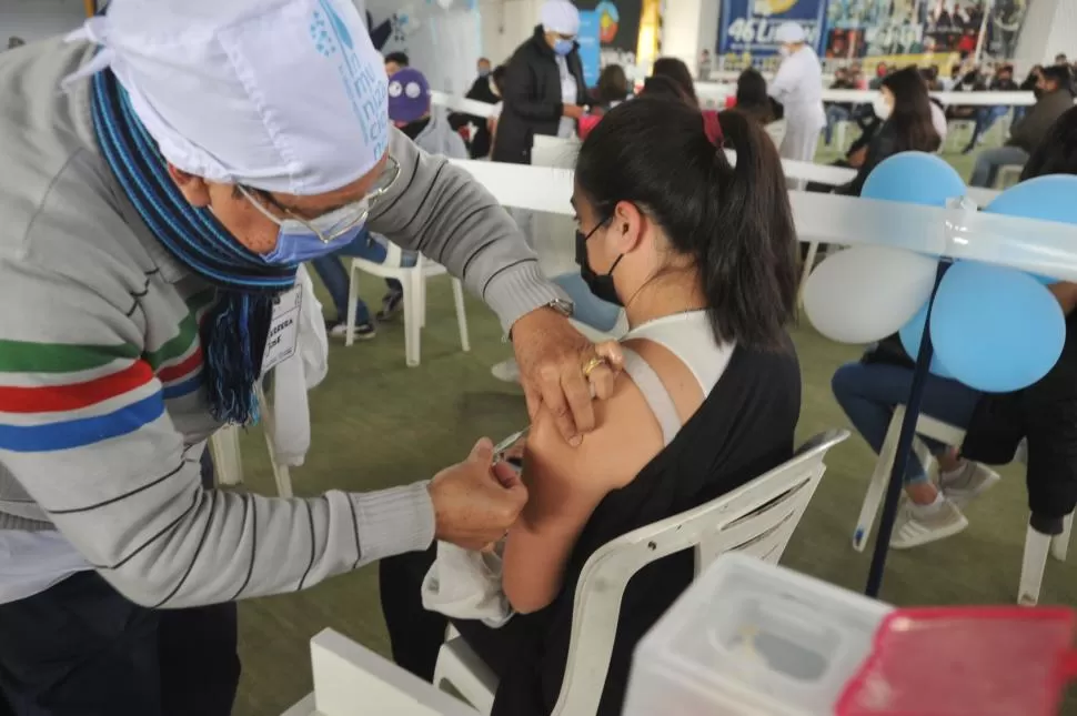MOMENTO CLAVE. En pocos días Tucumán superará el millón de dosis colocadas desde que comenzó el plan de inmunización a fines de diciembre. as dfasdfasdfasdf