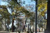 La historia tras la efímera placa en la plaza Independencia