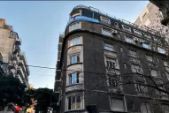 Vecinos de CFK colgaron una bandera que conmemora las 100.000 muertes por coronavirus
