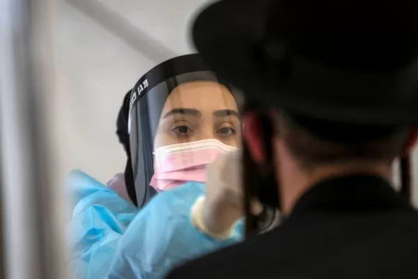 Israel registró un nuevo récord de contagios diarios de covid-19