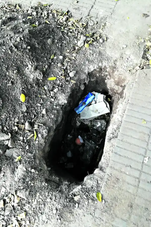 Ataron una moto a un cartel que advertía que estaba prohibido estacionar