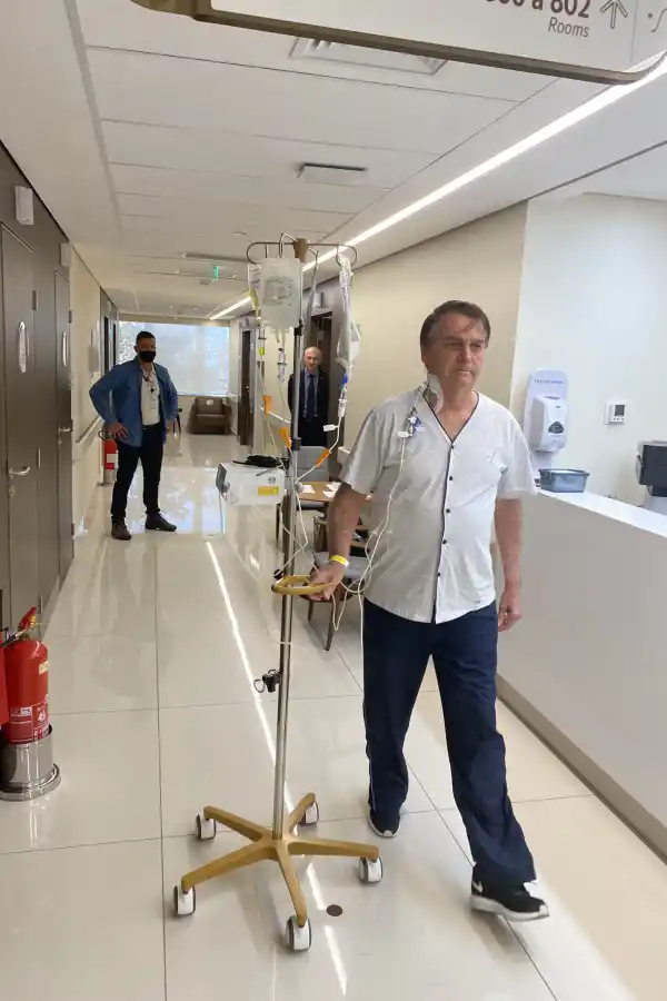 Bolsonaro evoluciona satisfactoriamente, pero continuará internado
