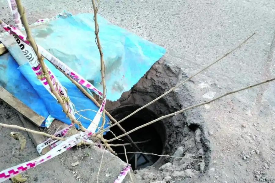 Ataron una moto a un cartel que advertía que estaba prohibido estacionar