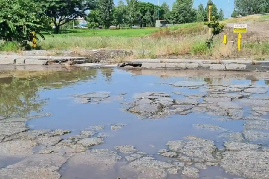 Ataron una moto a un cartel que advertía que estaba prohibido estacionar