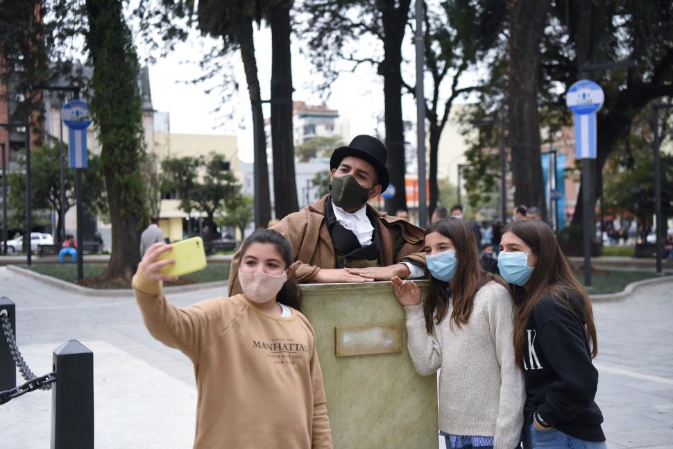 SELFIE CON LAPRIDA. El busto del prócer cuenta su historia.