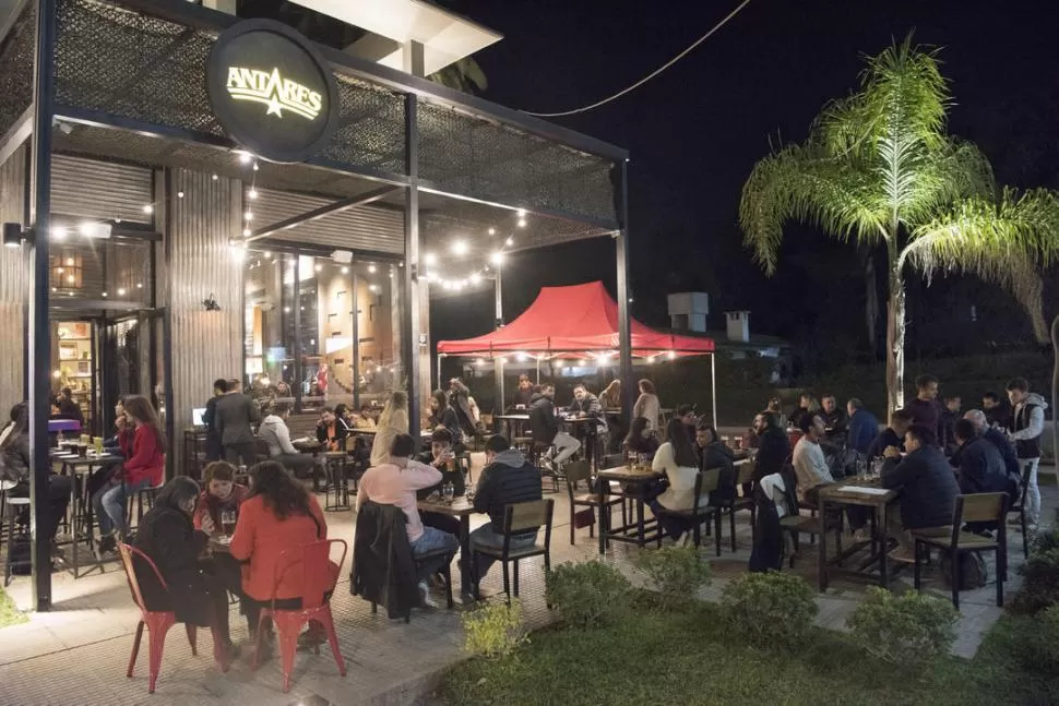 Yerba Buena habilita a bares y restaurantes a atender hasta la 1
