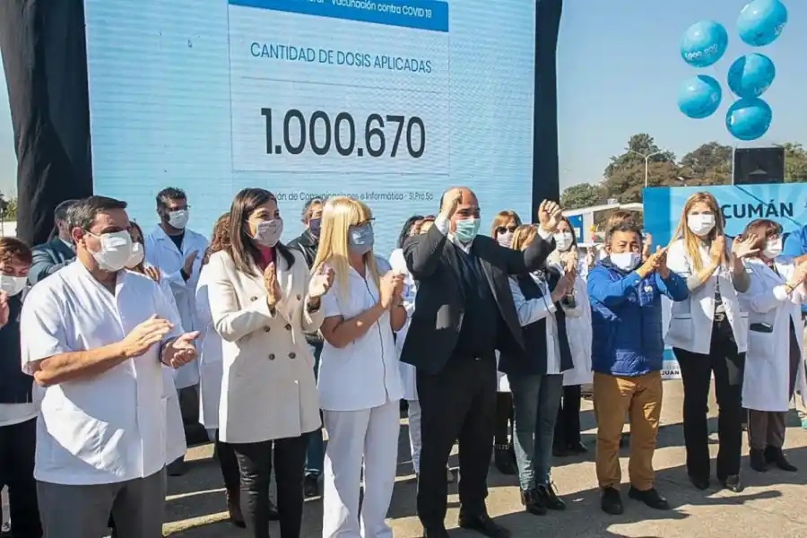 FESTEJO. Chahla y Manzur reconocieron el trabajo del personal sanitario desde que comenzó la pandemia. twitter @JuanManzurOK